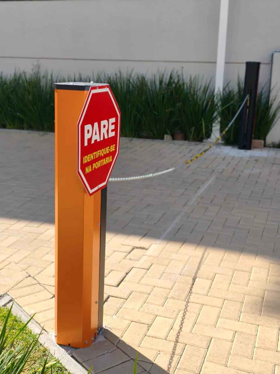 Controle de acesso veicular com cancela em condomínio