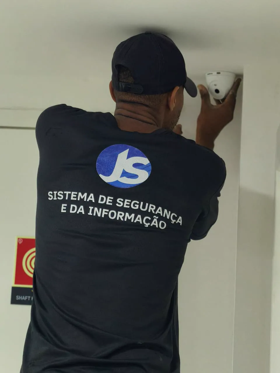 Equipe JS Rodrigues realizando instalação de câmera de segurança em condomínio