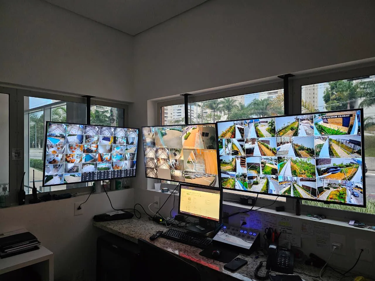 Central de monitoramento de portaria com múltiplas câmeras