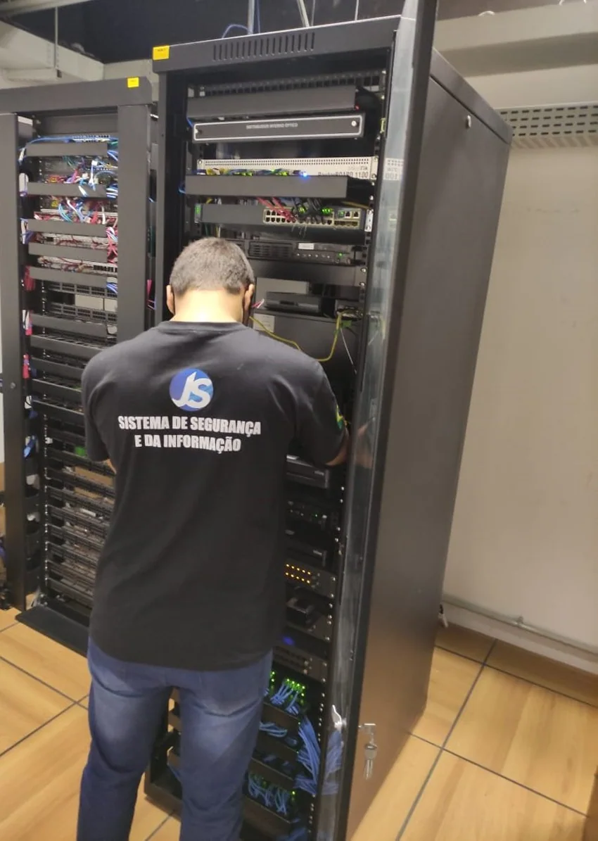 Técnico JS Rodrigues atuando em infraestrutura de segurança da informação