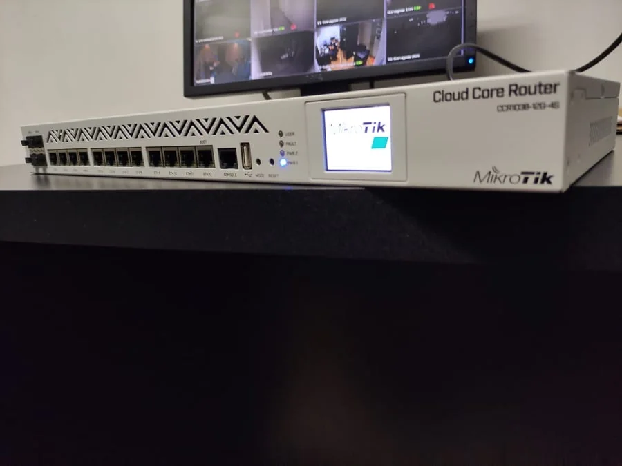 Equipamento de rede Mikrotik usado em infraestrutura tecnológica