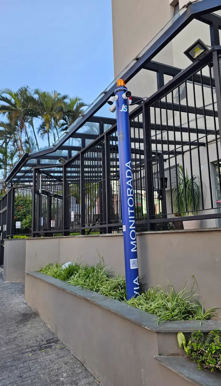 Torre de monitoramento instalada em entrada de condomínio